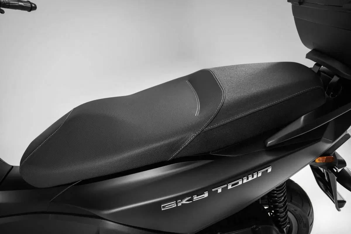 Kymco Skytown 125 MY25, scooter da città che guarda al futuro [GALLERY] (39)