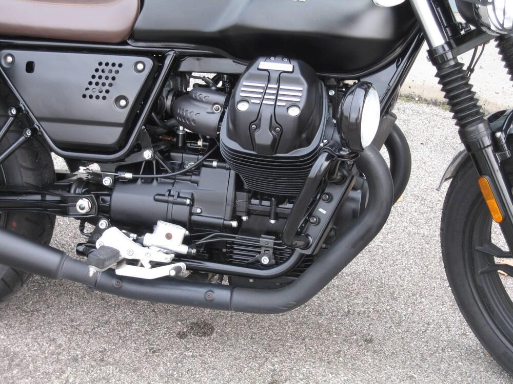 Moto Guzzi V7 III Stone (2017 - 20) (3)