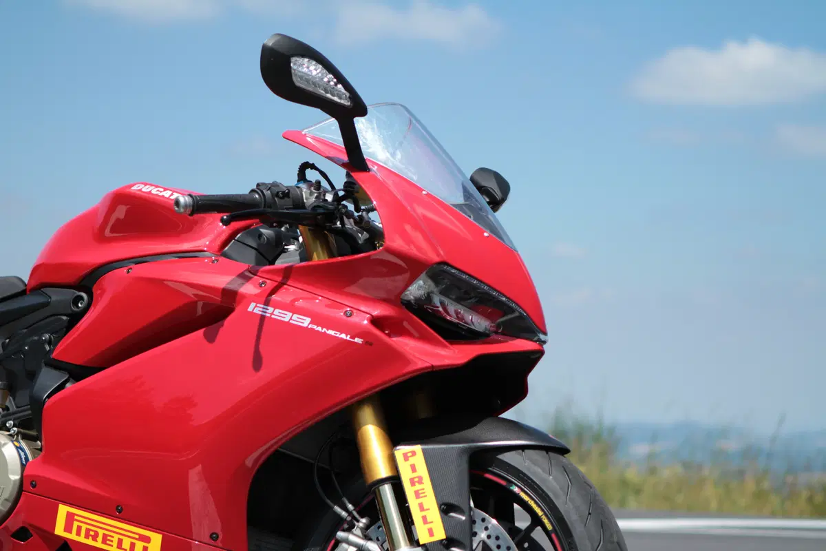 Kawasaki ZX10R Ninja vs Yamaha YZF-R1M vs Ducati 1299S Panigale