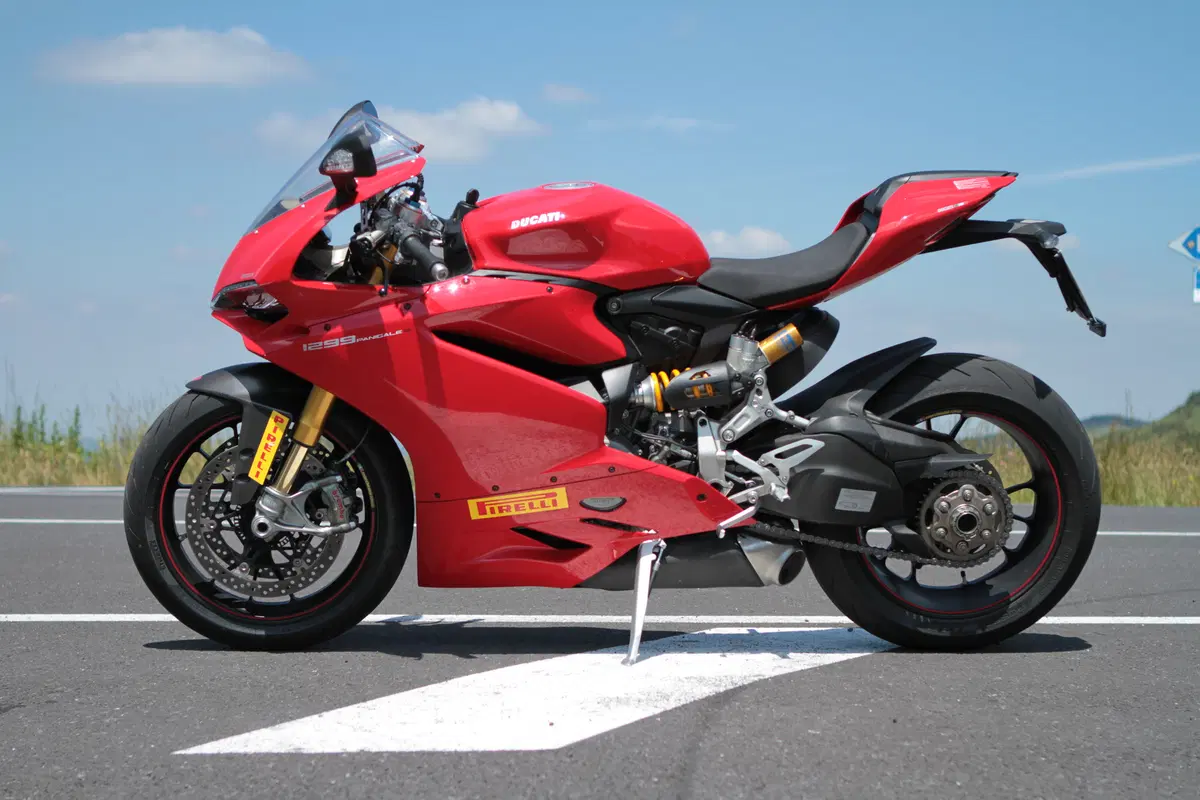 Kawasaki ZX10R Ninja vs Yamaha YZF-R1M vs Ducati 1299S Panigale (2)