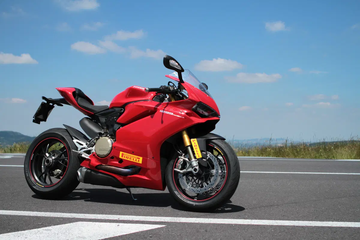 Kawasaki ZX10R Ninja vs Yamaha YZF-R1M vs Ducati 1299S Panigale (3)