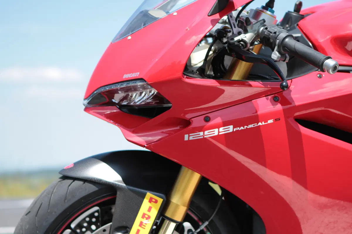 Kawasaki ZX10R Ninja vs Yamaha YZF-R1M vs Ducati 1299S Panigale (4)