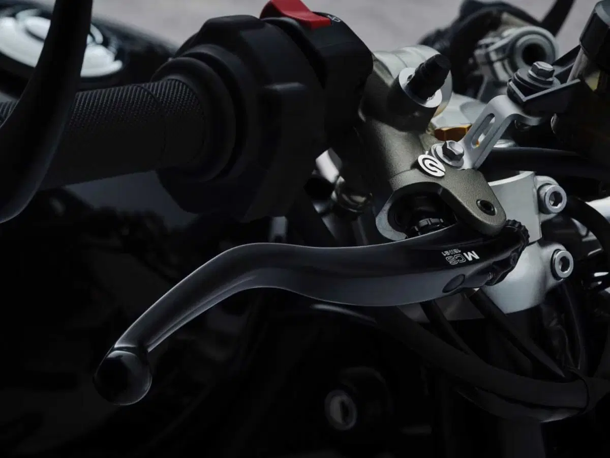 Nuova Triumph Bonneville Bobber TFC, serie limitata tra artigianato e tecnologia (5)