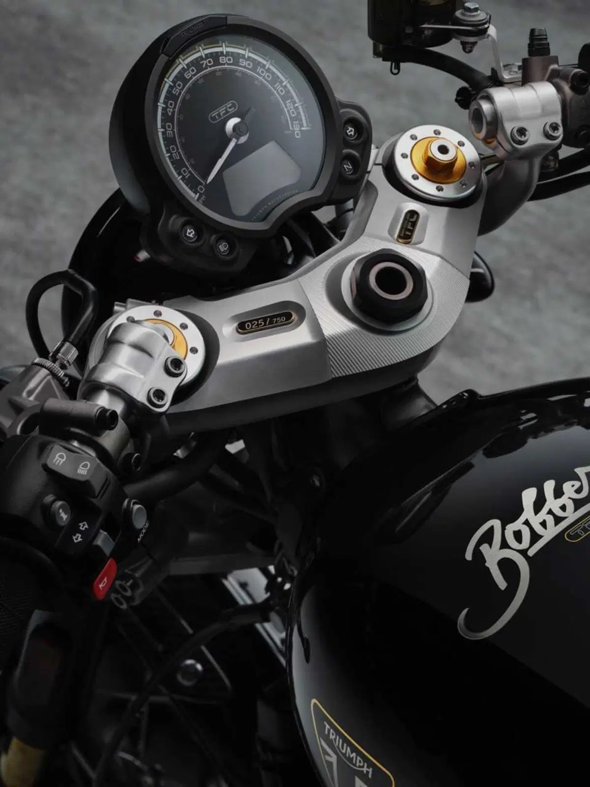 Nuova Triumph Bonneville Bobber TFC, serie limitata tra artigianato e tecnologia (11)