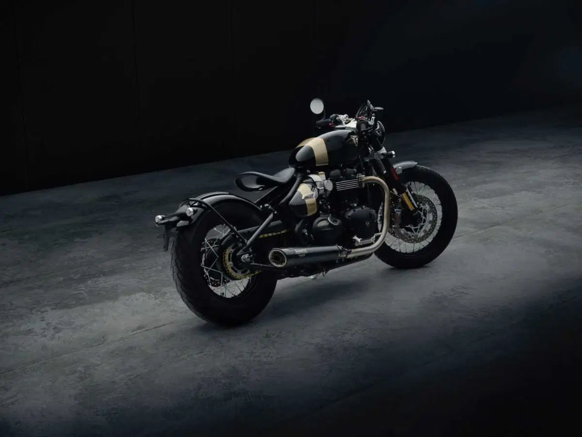 Nuova Triumph Bonneville Bobber TFC, serie limitata tra artigianato e tecnologia (14)
