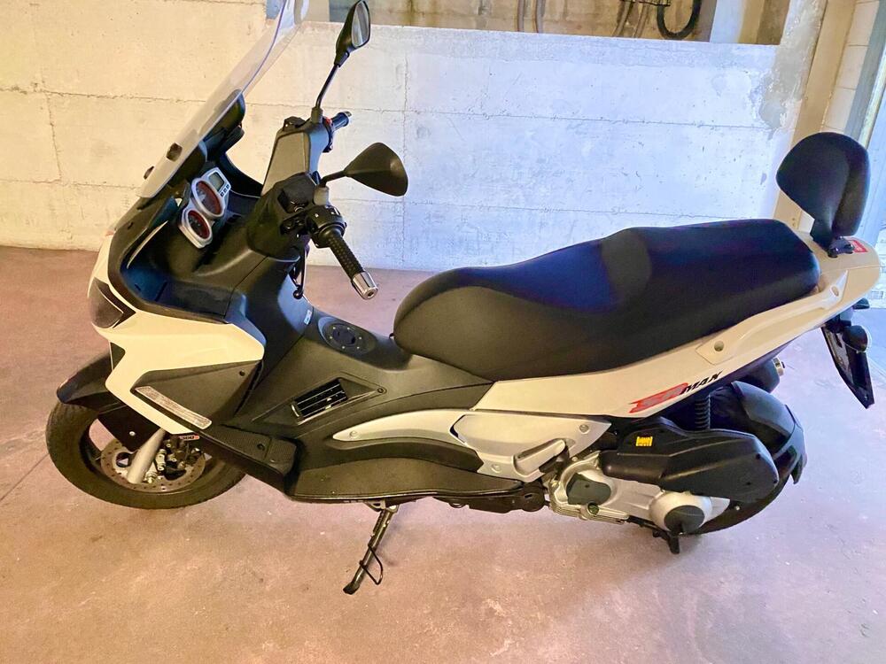 Aprilia SR Max 300 (2011 - 16) (2)