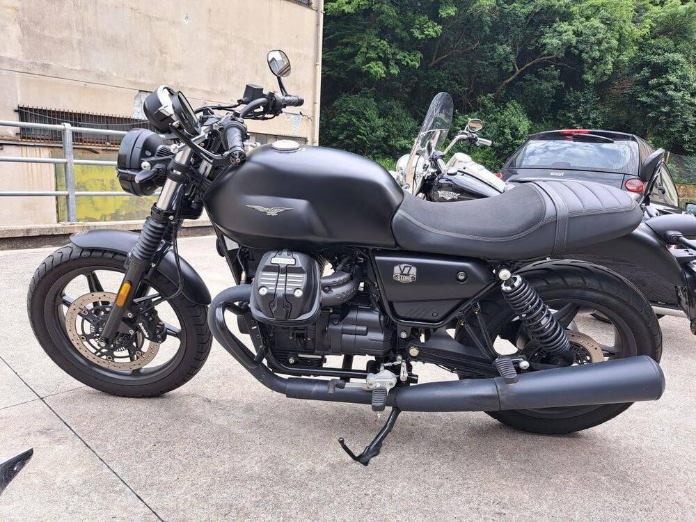 Moto Guzzi V7 Stone (2021 - 24) (2)