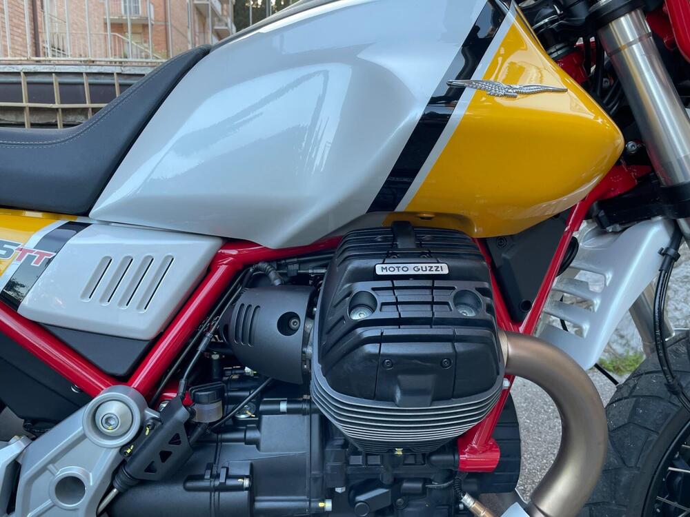 Moto Guzzi V85 TT Evocative Graphics (2019 - 20) (2)