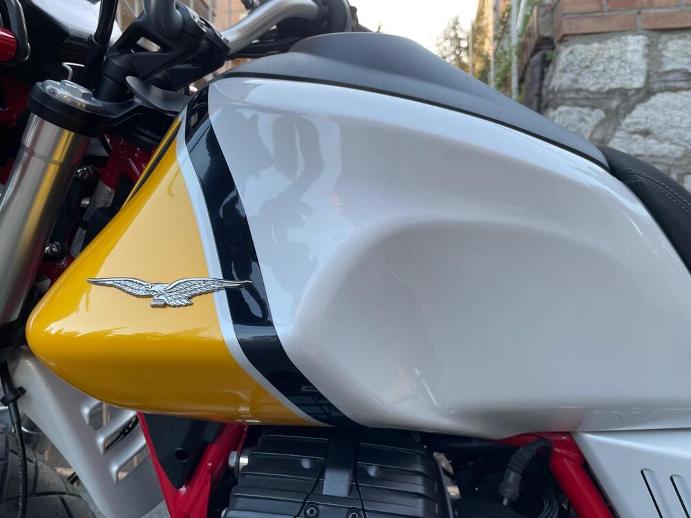 Moto Guzzi V85 TT Evocative Graphics (2019 - 20) (4)