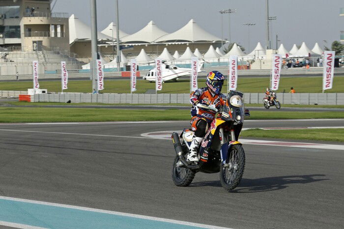 Marc Coma impegnato nell'atipica speciale d'apertura sul circuito di Yas Marina