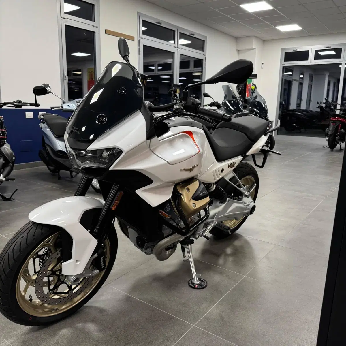 Moto Guzzi V100 Mandello (2022 - 24) (2)