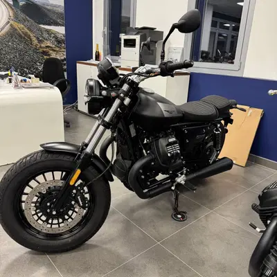 Moto Guzzi V9 Bobber (2021 - 25) nuova