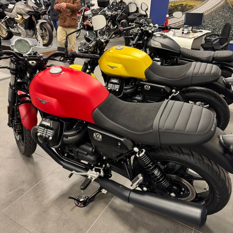 Moto Guzzi V7 Stone (2021 - 24) (2)