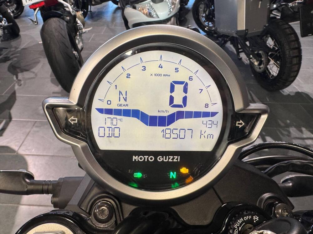 Moto Guzzi V7 Stone (2021 - 24) (4)