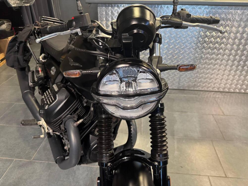 Moto Guzzi V7 Stone (2021 - 24) (2)