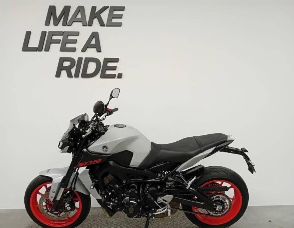 Yamaha MT-09 (2017 - 20) (2)