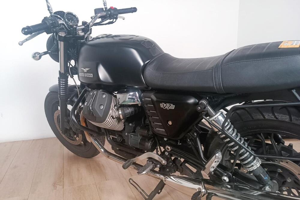 Moto Guzzi V7 II Stone (2015 - 17) (5)