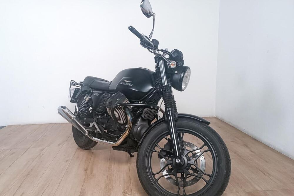 Moto Guzzi V7 II Stone (2015 - 17) (2)