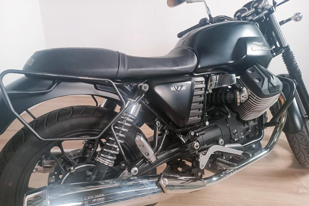 Moto Guzzi V7 II Stone (2015 - 17) (4)