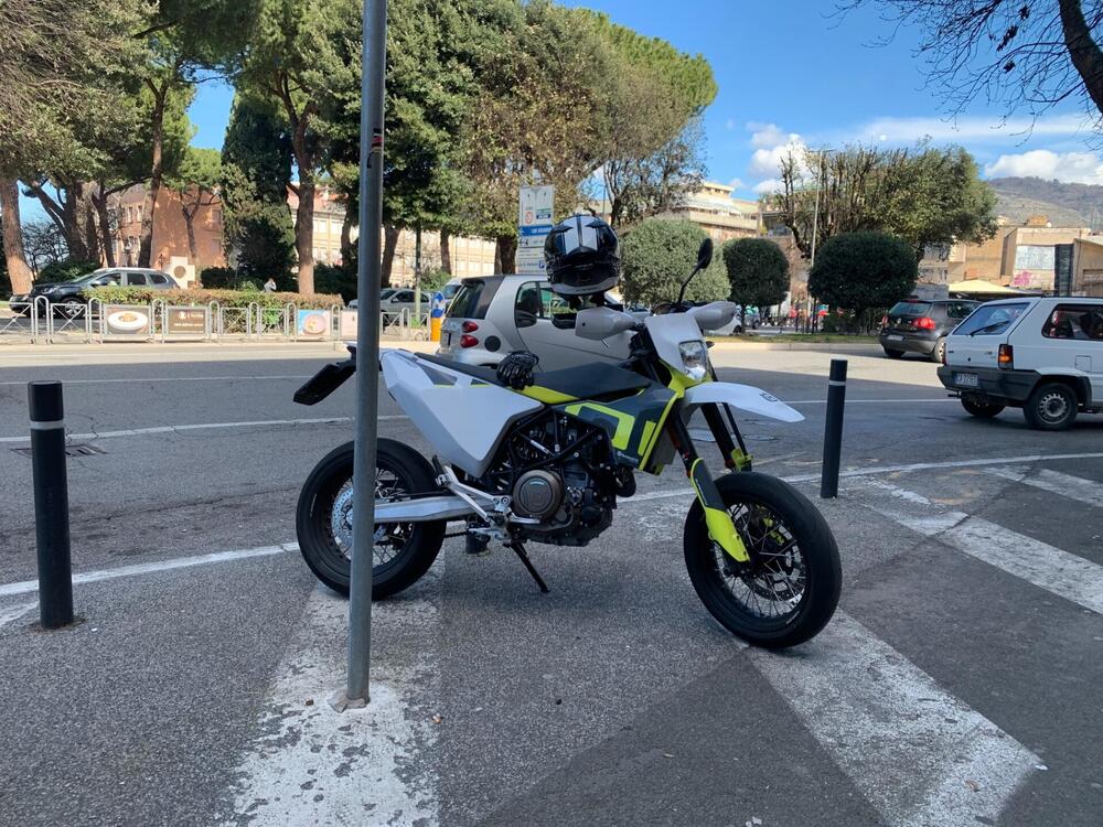 Husqvarna 701 Supermoto (2022) (4)