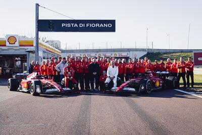 F1. Carlos Sainz dice addio alla Ferrari: ultima giornata in pista a Fiorano con il padre a bordo della F1-75 e la 735 LM