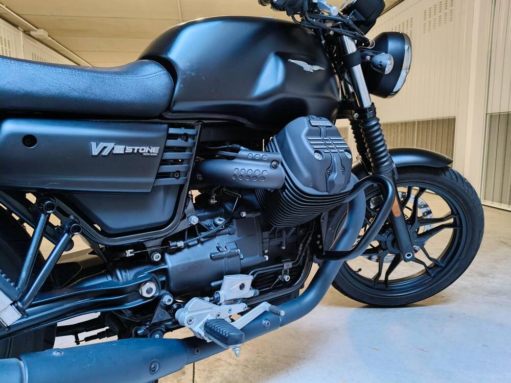 Moto Guzzi V7 III Stone (2017 - 20) (2)