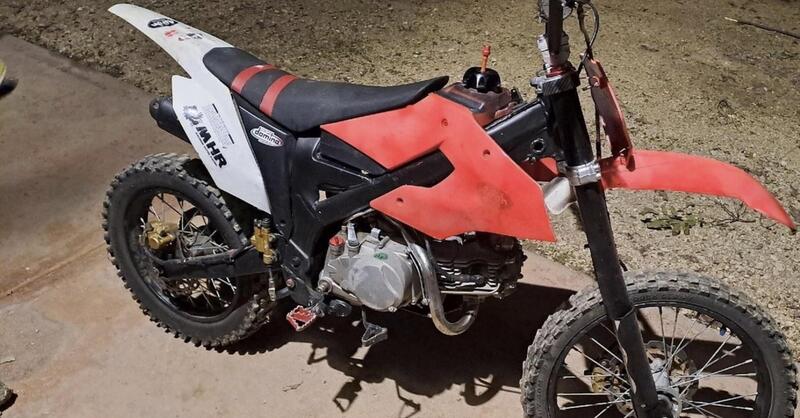 Schianto con la moto &quot;fai da te&quot;, scappa ma viene beccato: maxi-multa da 8000 euro