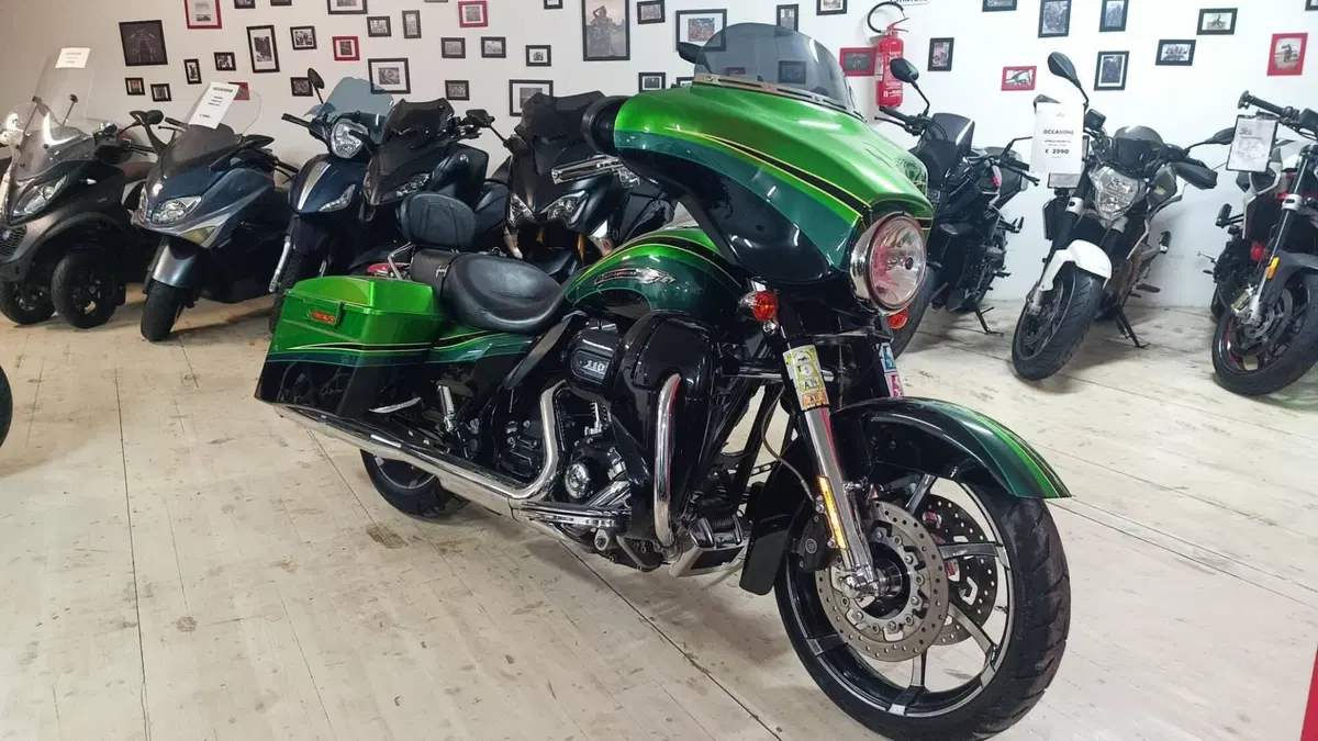 Harley-Davidson 1800 Street Glide (2010 - 11) - FLHXSE (2)