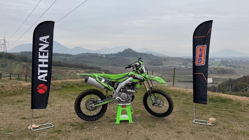 250 o 300 4 tempi? Abbiamo montato e provato il gruppo termico ATHENA per la Kawasaki KX250: ecco come va [VIDEO]