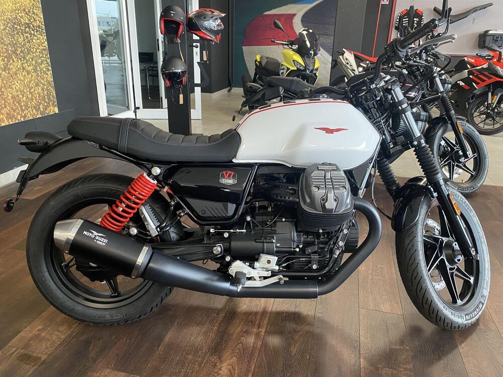 Moto Guzzi V7 Stone Ten (2024) (3)