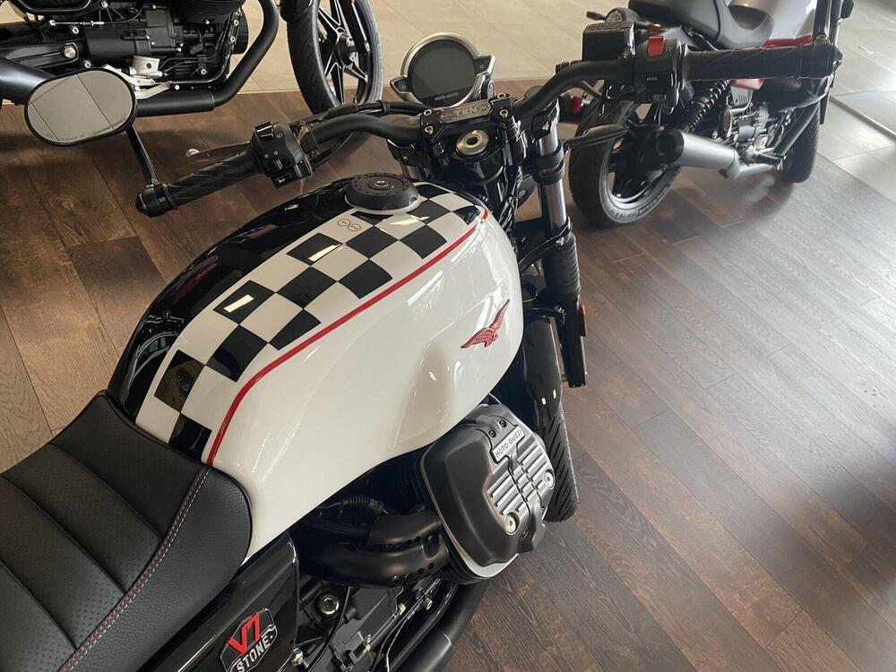 Moto Guzzi V7 Stone Ten (2024) (4)