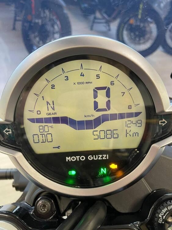 Moto Guzzi V7 Stone (2021 - 24) (3)