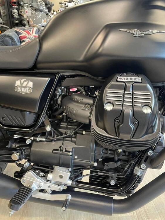 Moto Guzzi V7 Stone (2021 - 24) (2)