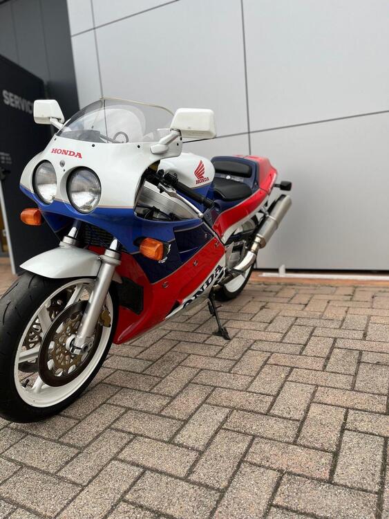 Honda VFR 750 R RC30 (3)