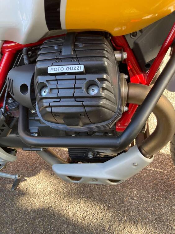 Moto Guzzi V85 TT Evocative Graphics (2019 - 20) (2)