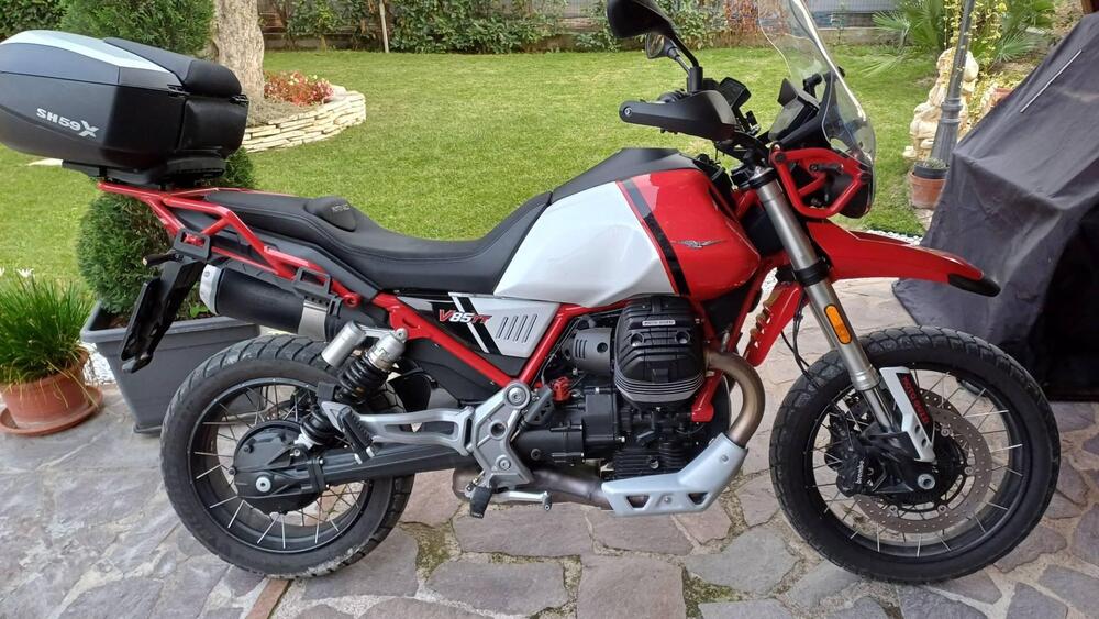 Moto Guzzi V85 TT Evocative Graphics (2021 - 23) (2)