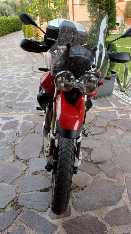 Moto Guzzi V85 TT Evocative Graphics (2021 - 23) (3)