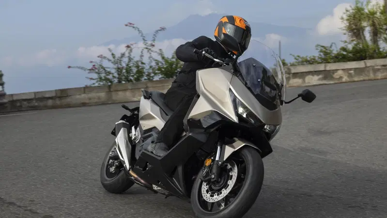 La videoscheda tecnica: tutto quello che devi sapere sull'Honda Forza 750 2025 [VIDEO]