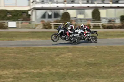 BMW R1300GS Adventure ASA vs BMW R1300GS: la comparativa! Rilevamenti, off-road e strada, il TEST definitivo [VIDEO E GALLERY]