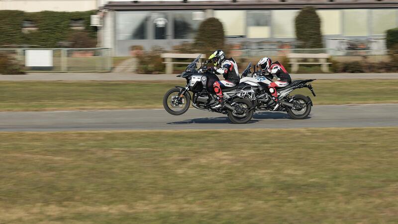 BMW R1300GS Adventure ASA vs BMW R1300GS: la comparativa! Rilevamenti, off-road e strada, il TEST definitivo [VIDEO E GALLERY]