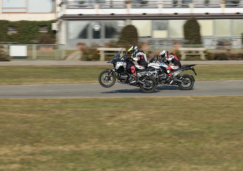 BMW R1300GS Adventure ASA vs BMW R1300GS: la comparativa! Rilevamenti, off-road e strada, il TEST definitivo [VIDEO E GALLERY]