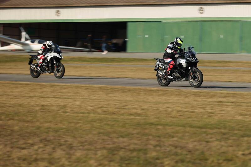 BMW R1300GS Adventure ASA vs BMW R1300GS: la comparativa! Rilevamenti, off-road e strada, il TEST definitivo [VIDEO E GALLERY]