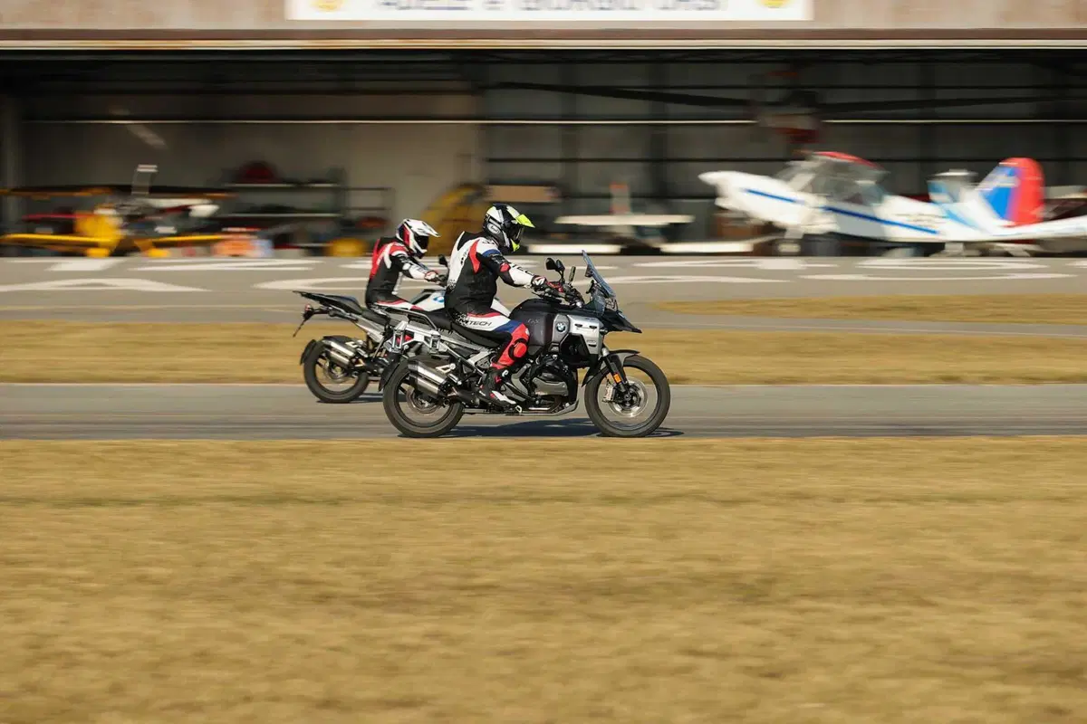 BMW R1300GS Adventure ASA vs BMW R1300GS: la comparativa! Rilevamenti, off-road e strada, il TEST definitivo [VIDEO E GALLERY] (2)