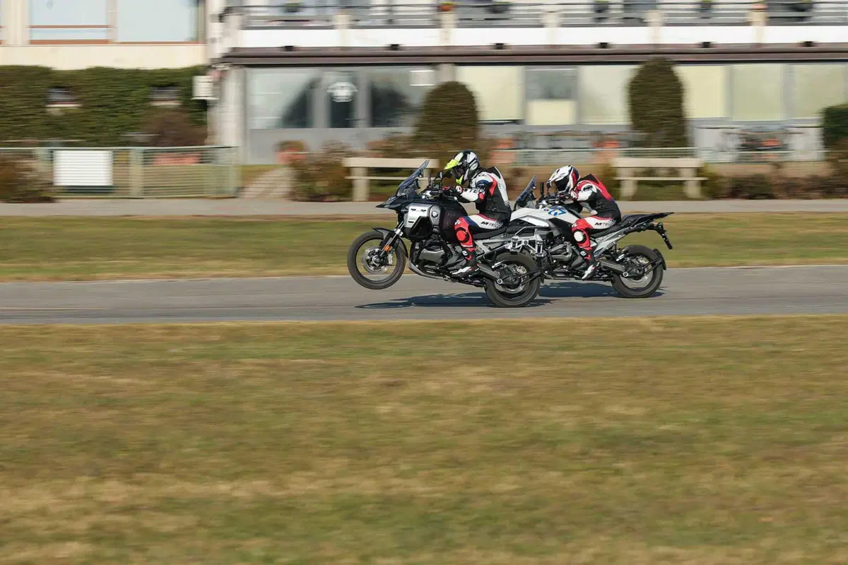 BMW R1300GS Adventure ASA vs BMW R1300GS: la comparativa! Rilevamenti, off-road e strada, il TEST definitivo [VIDEO E GALLERY] (4)