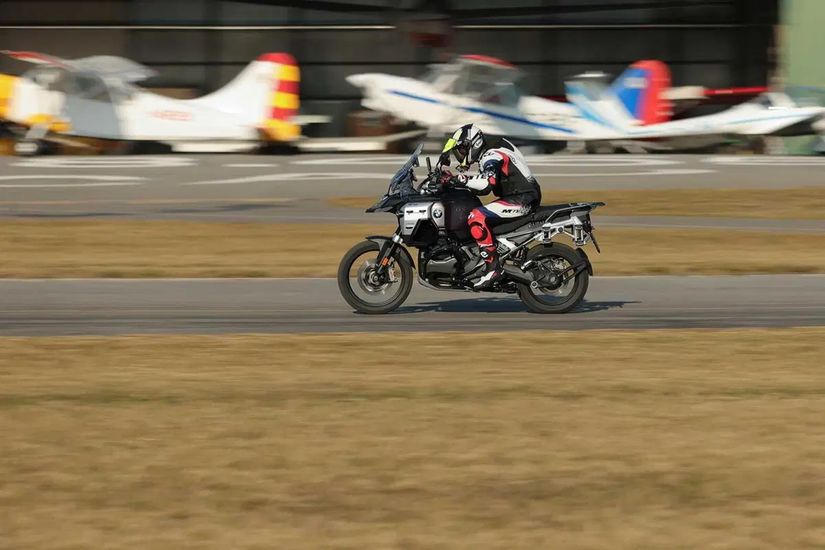 BMW R1300GS Adventure ASA vs BMW R1300GS: la comparativa! Rilevamenti, off-road e strada, il TEST definitivo [VIDEO E GALLERY] (15)