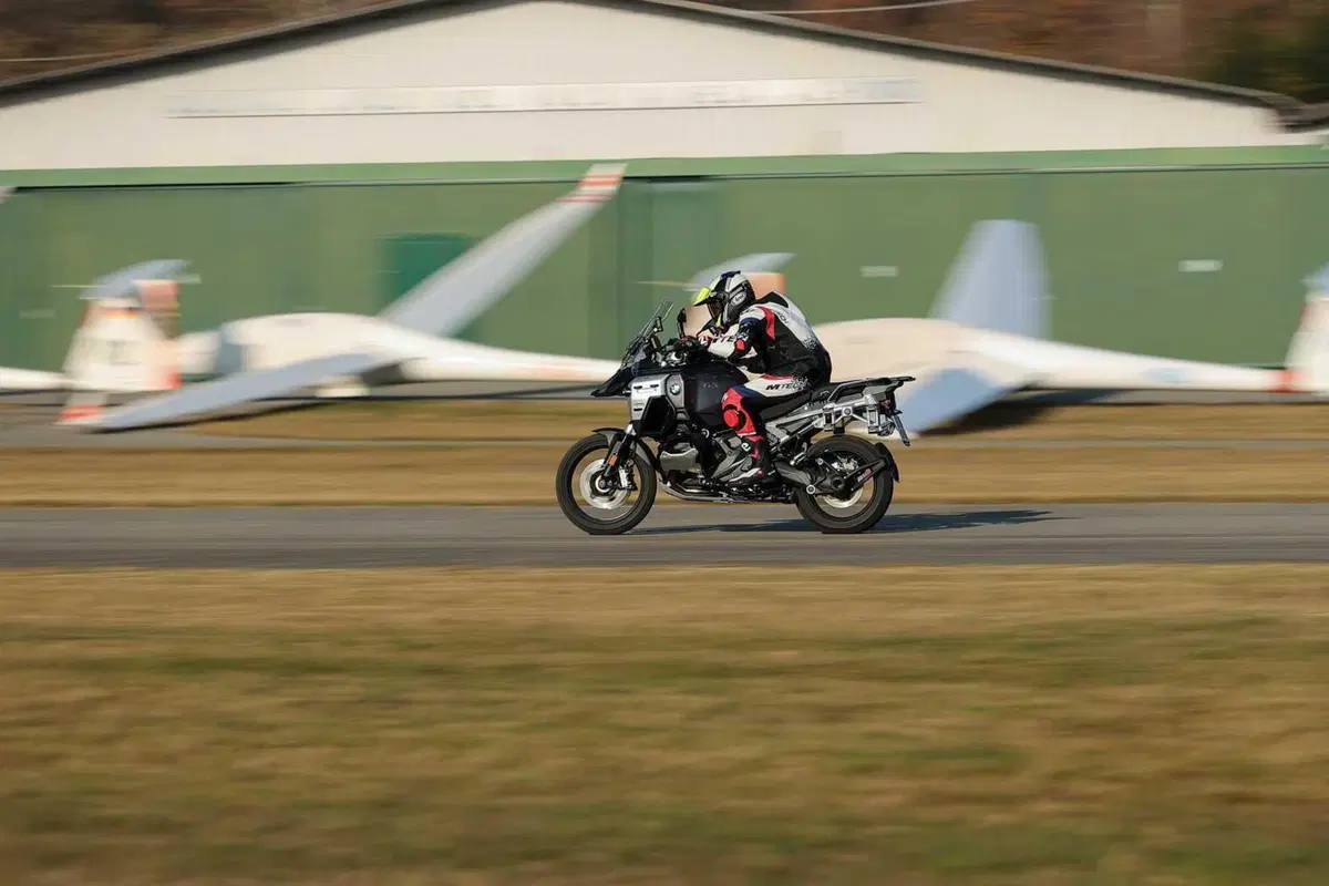 BMW R1300GS Adventure ASA vs BMW R1300GS: la comparativa! Rilevamenti, off-road e strada, il TEST definitivo [VIDEO E GALLERY] (16)