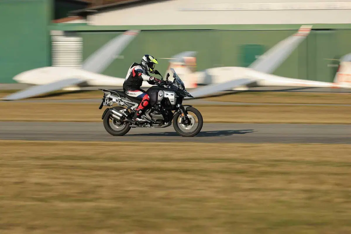 BMW R1300GS Adventure ASA vs BMW R1300GS: la comparativa! Rilevamenti, off-road e strada, il TEST definitivo [VIDEO E GALLERY] (17)