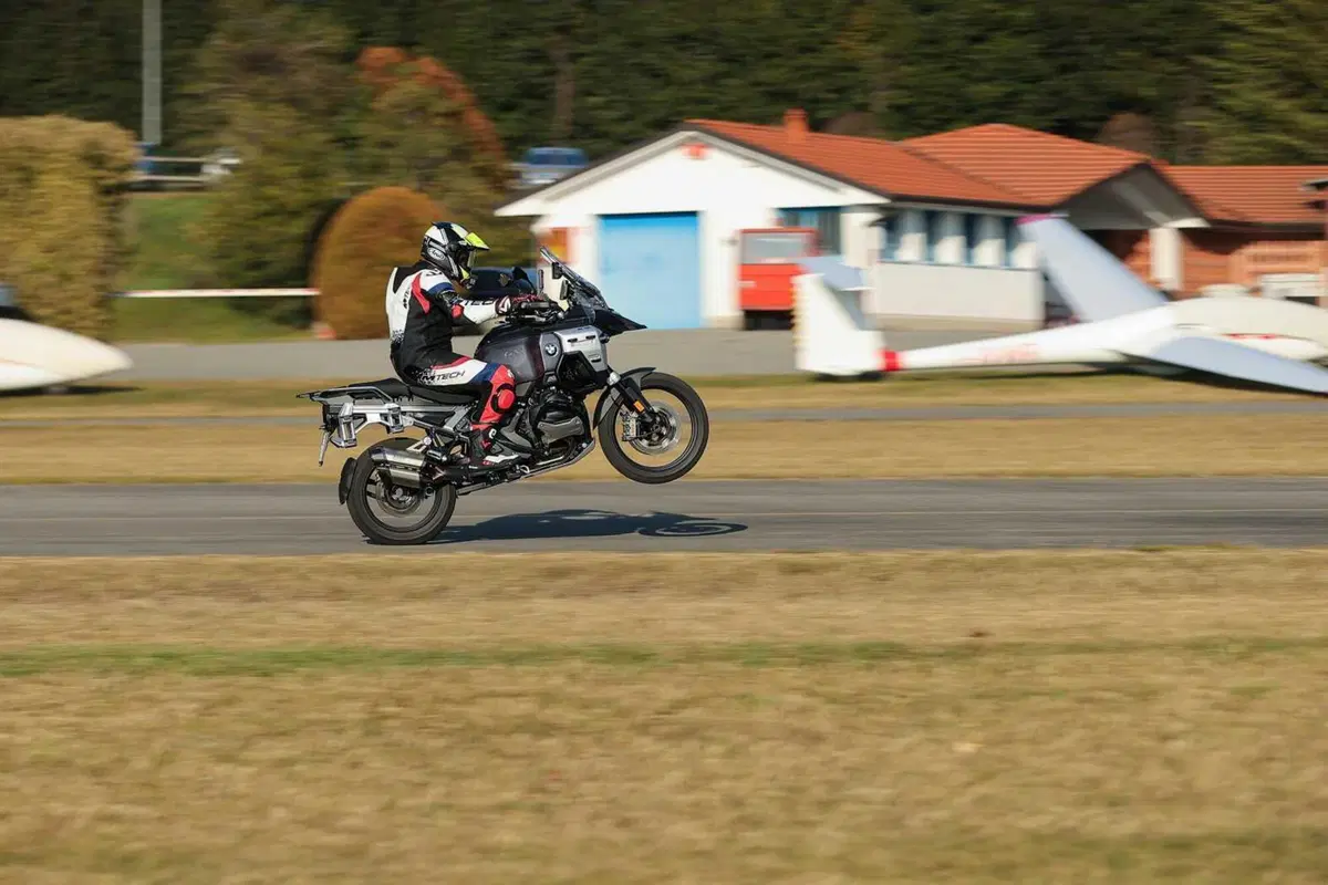 BMW R1300GS Adventure ASA vs BMW R1300GS: la comparativa! Rilevamenti, off-road e strada, il TEST definitivo [VIDEO E GALLERY] (18)