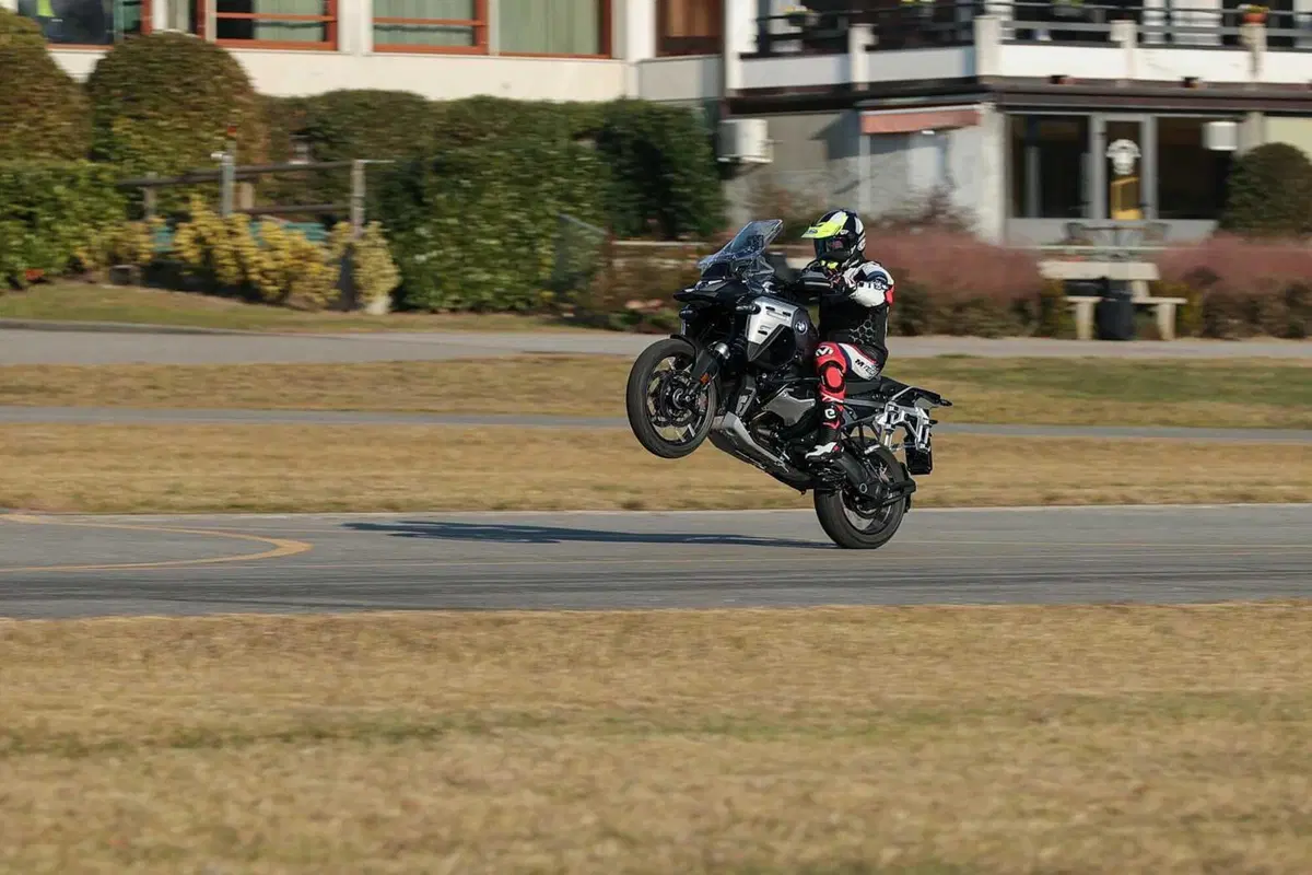 BMW R1300GS Adventure ASA vs BMW R1300GS: la comparativa! Rilevamenti, off-road e strada, il TEST definitivo [VIDEO E GALLERY] (19)