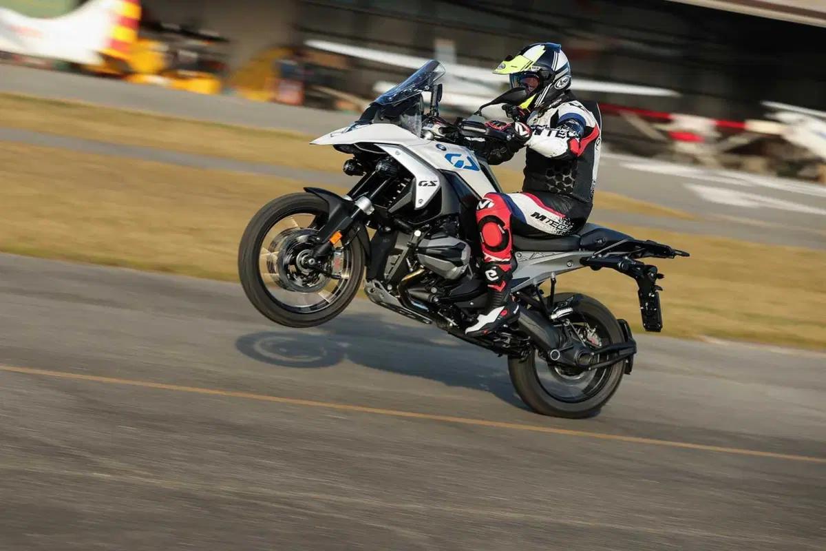 BMW R1300GS Adventure ASA vs BMW R1300GS: la comparativa! Rilevamenti, off-road e strada, il TEST definitivo [VIDEO E GALLERY] (40)